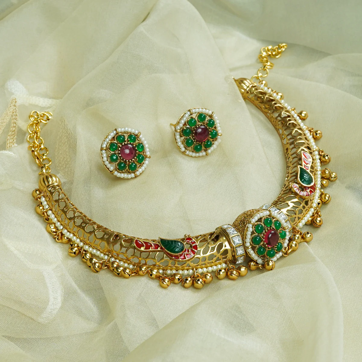 Fayat Radhika Kundan Antique Hasli Set by Zevar Club, elegant Raksha Bandhan jewelry gift for sister featuring handcrafted Kundan work and antique finish.